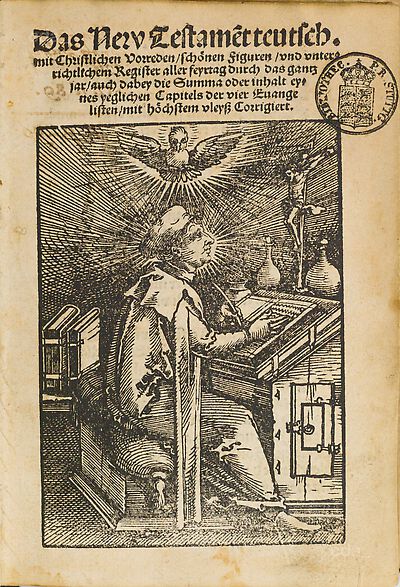 Martin Luther mit Doktorhut, Ganzfigur im Profil nach rechts, am Schreibpult, im Strahlenkranz, mit Taube und Kruzifix