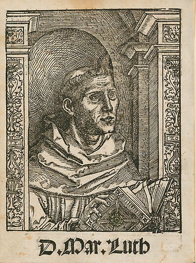 Martin Luther als Augustinermönch im Ordenshabit, Halbfigur nach rechts gewandt, mit Buch, vor einer halbrunden Nische, unter gestaffelten Rundbogen, mit Kämpfergesimsen und Ornamentpilastern