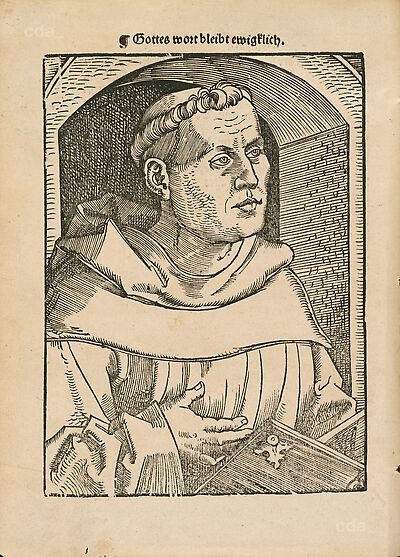 Martin Luther als Augustinermönch im Ordenshabit, Halbfigur nach rechts, mit Buch, vor einer Wandöffnung mit Bogen