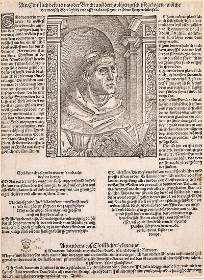 Martin Luther als Augustinermönch im Ordenshabit, Halbfigur nach rechts gewandt, mit Buch, vor einer halbrunden Nische, unter gestaffelten Rundbogen, mit Kämpfergesimsen und Ornamentpilastern