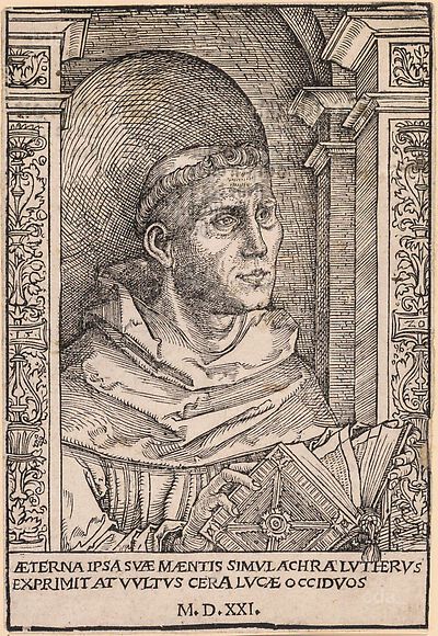 Martin Luther als Augustinermönch im Ordenshabit, Halbfigur nach rechts gewandt, mit Buch, vor einer halbrunden Nische, unter gestaffelten Rundbogen, mit Kämpfergesimsen und Ornamentpilastern