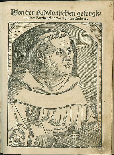 Martin Luther als Augustinermönch im Ordenshabit, Halbfigur nach rechts gewandt, mit Buch, vor einer Bogenlaibung