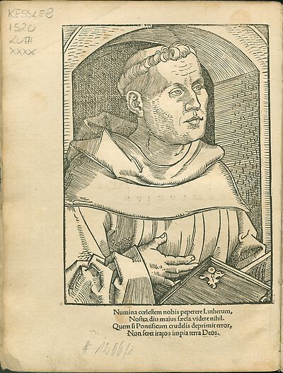 Martin Luther als Augustinermönch im Ordenshabit, Halbfigur nach rechts, mit Buch, vor einer Wandöffnung mit Bogen