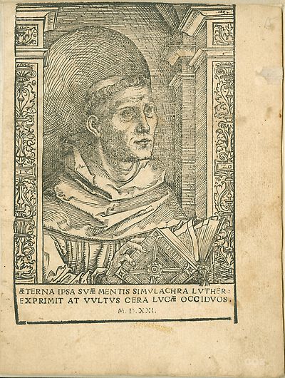 Martin Luther als Augustinermönch im Ordenshabit, Halbfigur nach rechts gewandt, mit Buch, vor einer halbrunden Nische, unter gestaffelten Rundbogen, mit Kämpfergesimsen und Ornamentpilastern